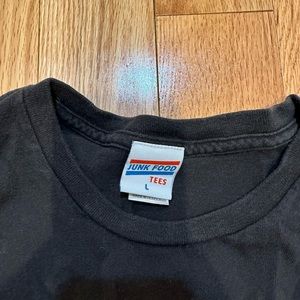 Junk food unisex tee size L.